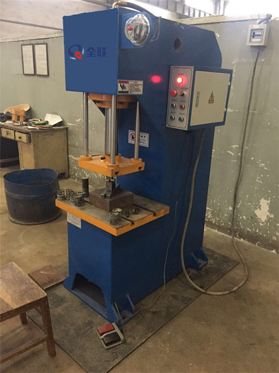 單柱液壓機(ji) 單柱液壓機(jī)